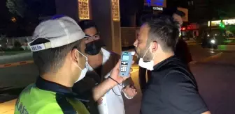 Polisleri görünce aracını park edip, yaya rolü yapıp kaçmak isteyen sürücü alkollü çıktı