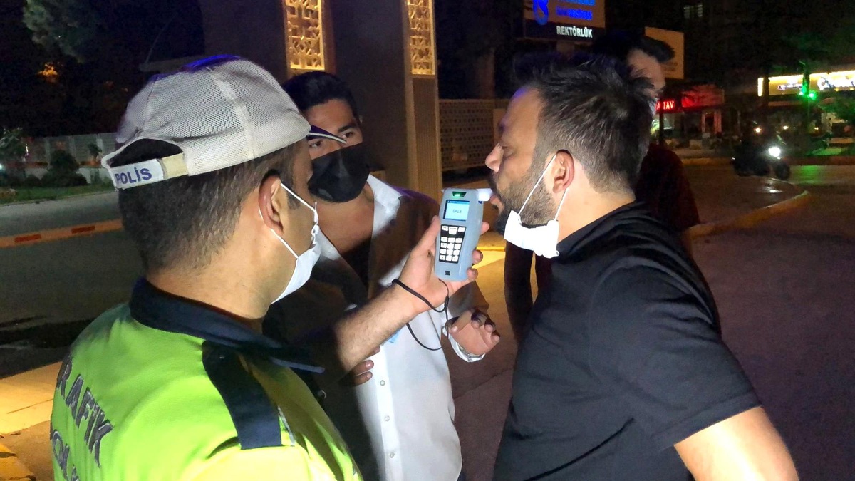 Polisleri görünce aracını park edip, yaya rolü yapıp kaçmak isteyen sürücü alkollü çıktı