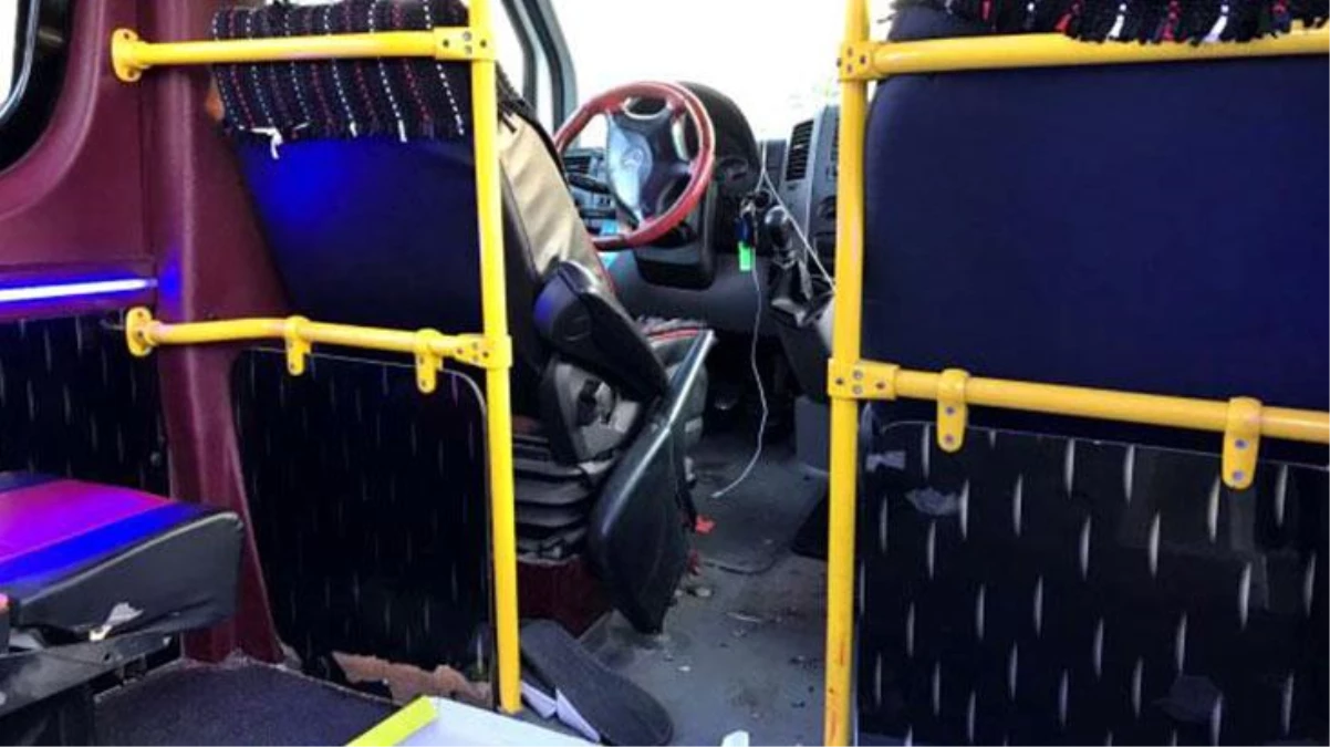Seyir halindeki minibüs şoförü, yolcu tarafından silahla vurularak öldürüldü