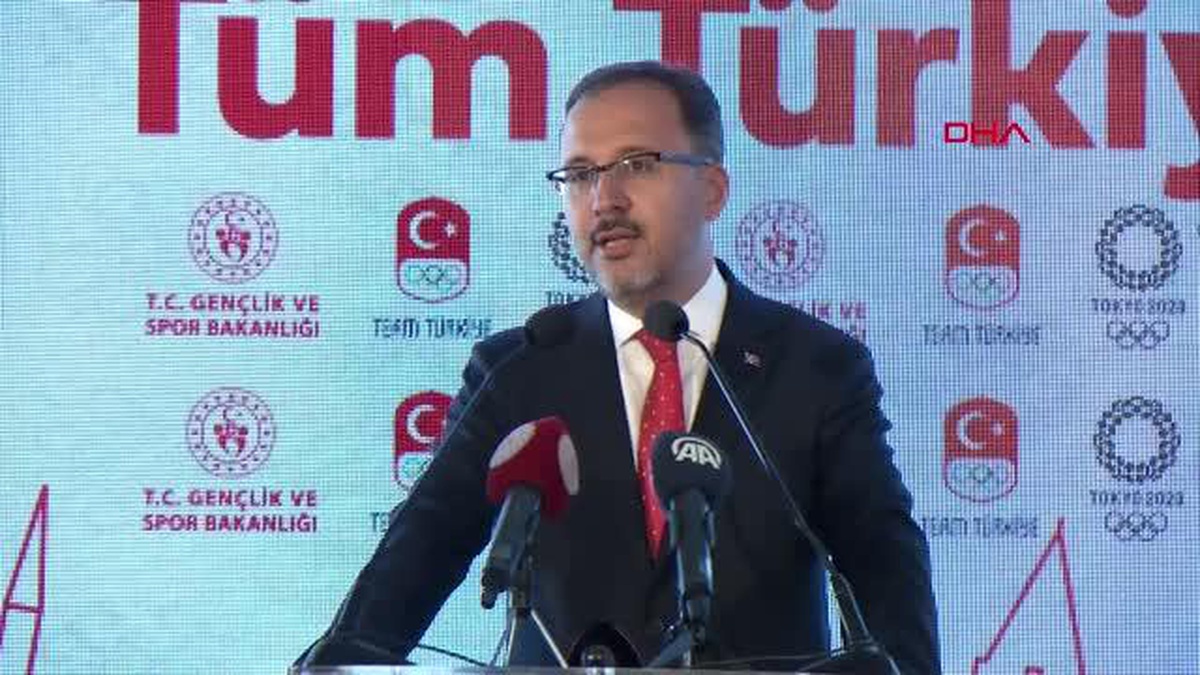 Son dakika haber... SPOR Cumhurbaşkanı Yardımcısı Fuat Oktay ve Bakan Kasapoğlu milli sporcuları Japonya\'ya uğurladı