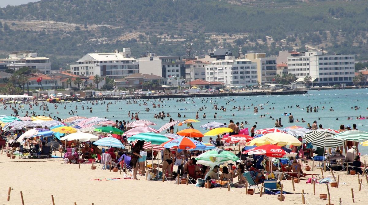 Ünlü tatil beldesi Çeşme tıklım tıklım