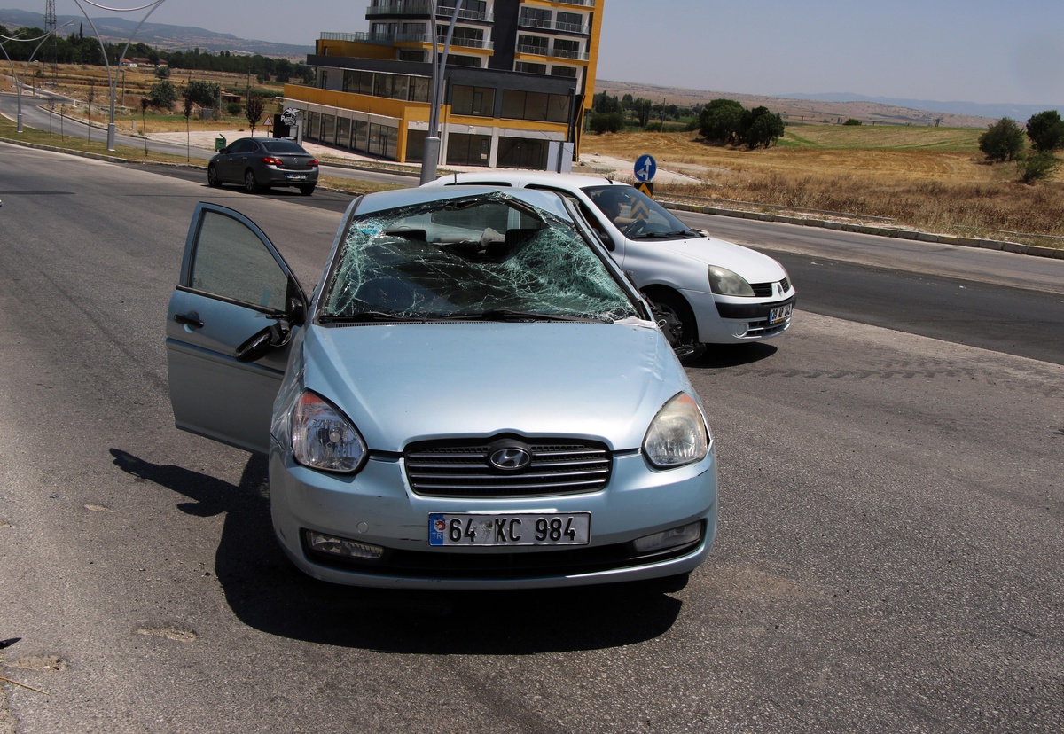 Uşak\'ta takla atan otomobilin sürücüsü yaralandı
