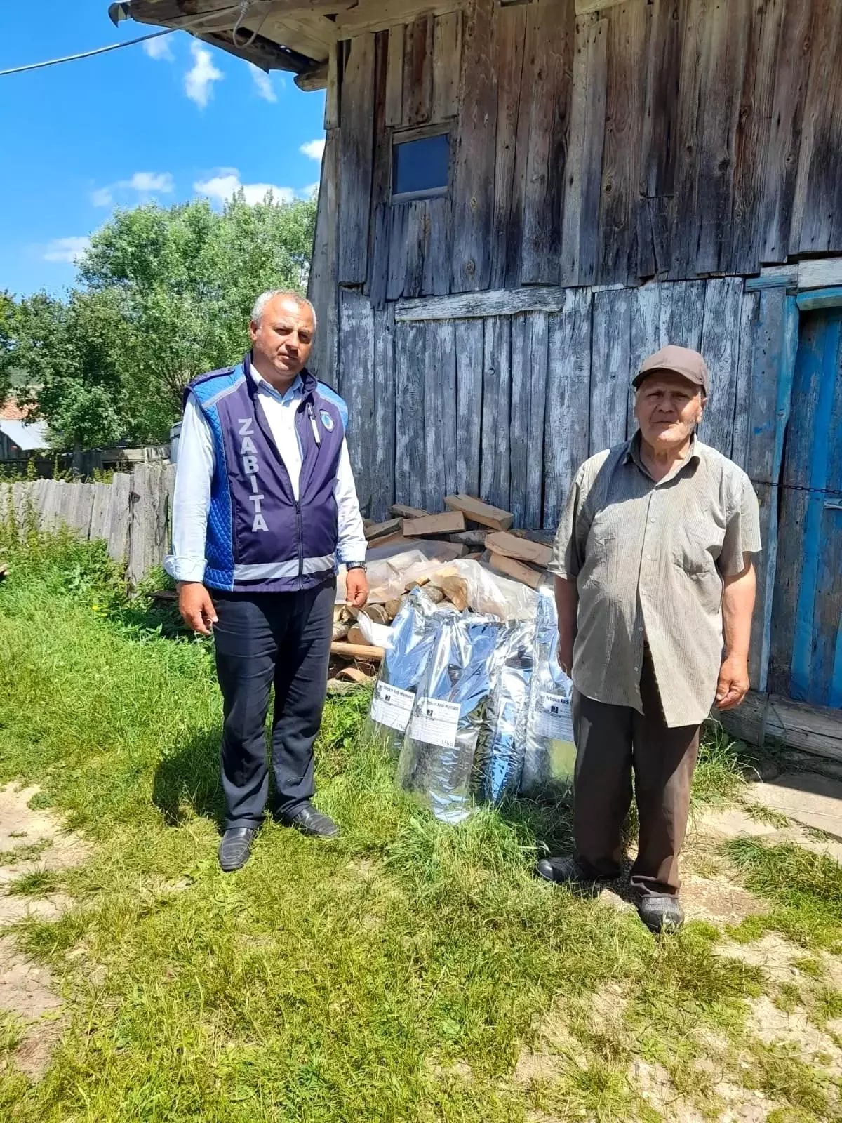 Yaşadığı barakada kedilere bakan vatandaşa belediyeden yardım