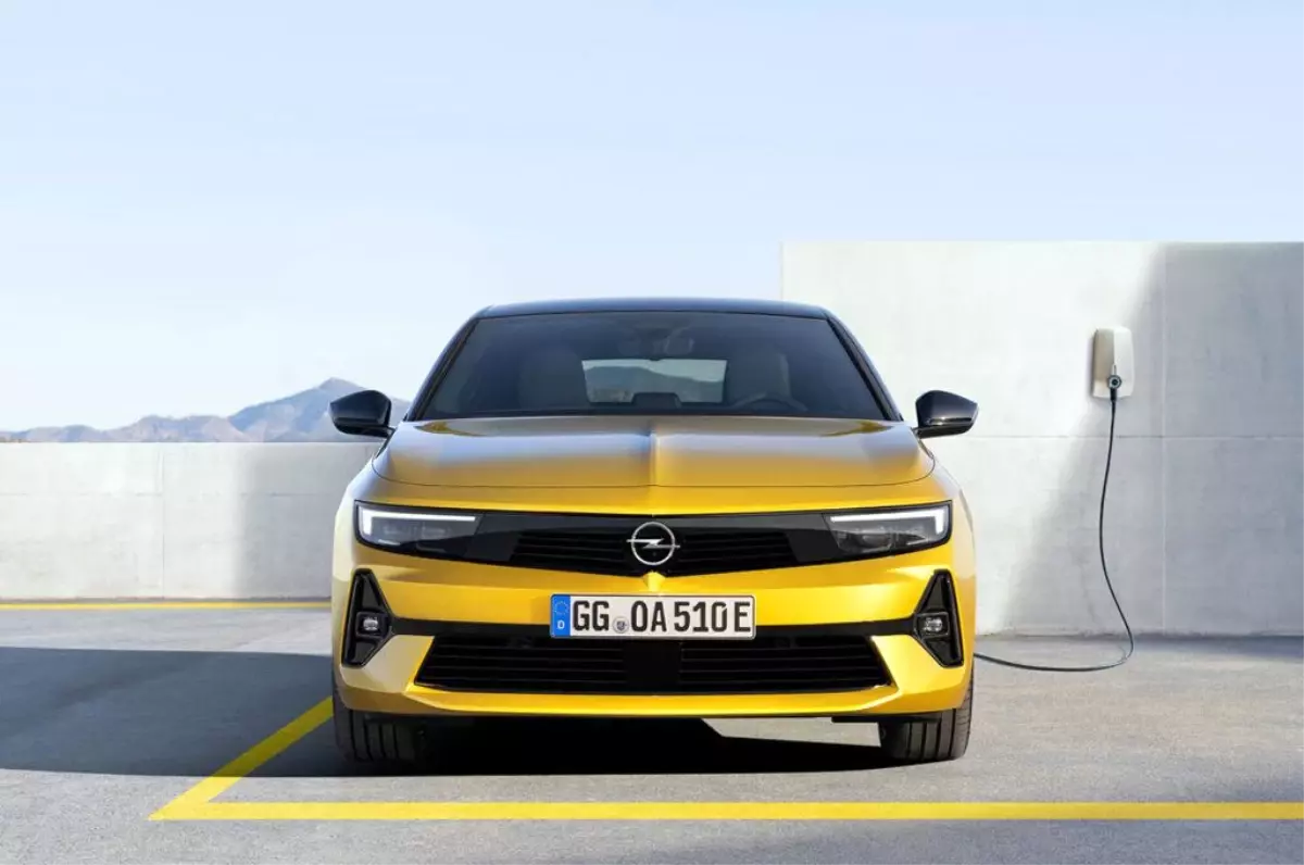 Yenilenen Opel Astra yüzünü gösterdi