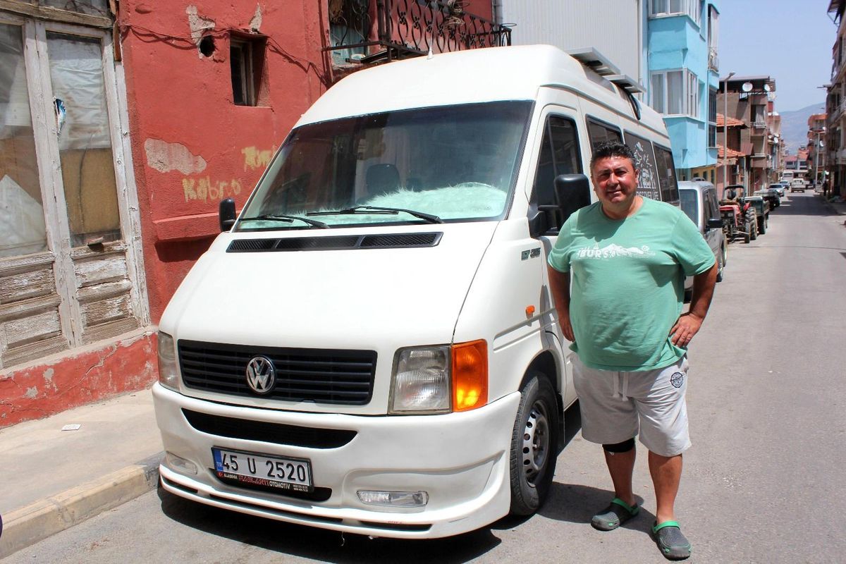 80 bin TL harcadığı minibüsünü karavana çevirdi