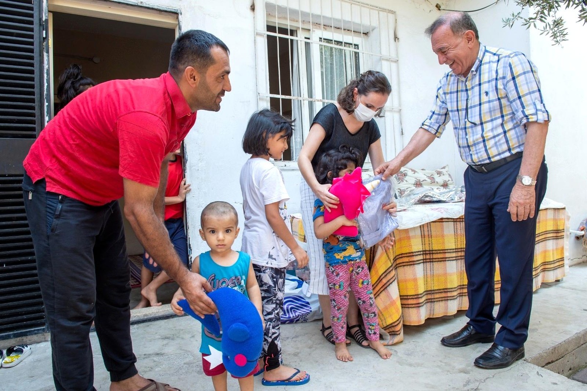 Akay, belediye çalışanları ve çocuklarla bayramlaştı