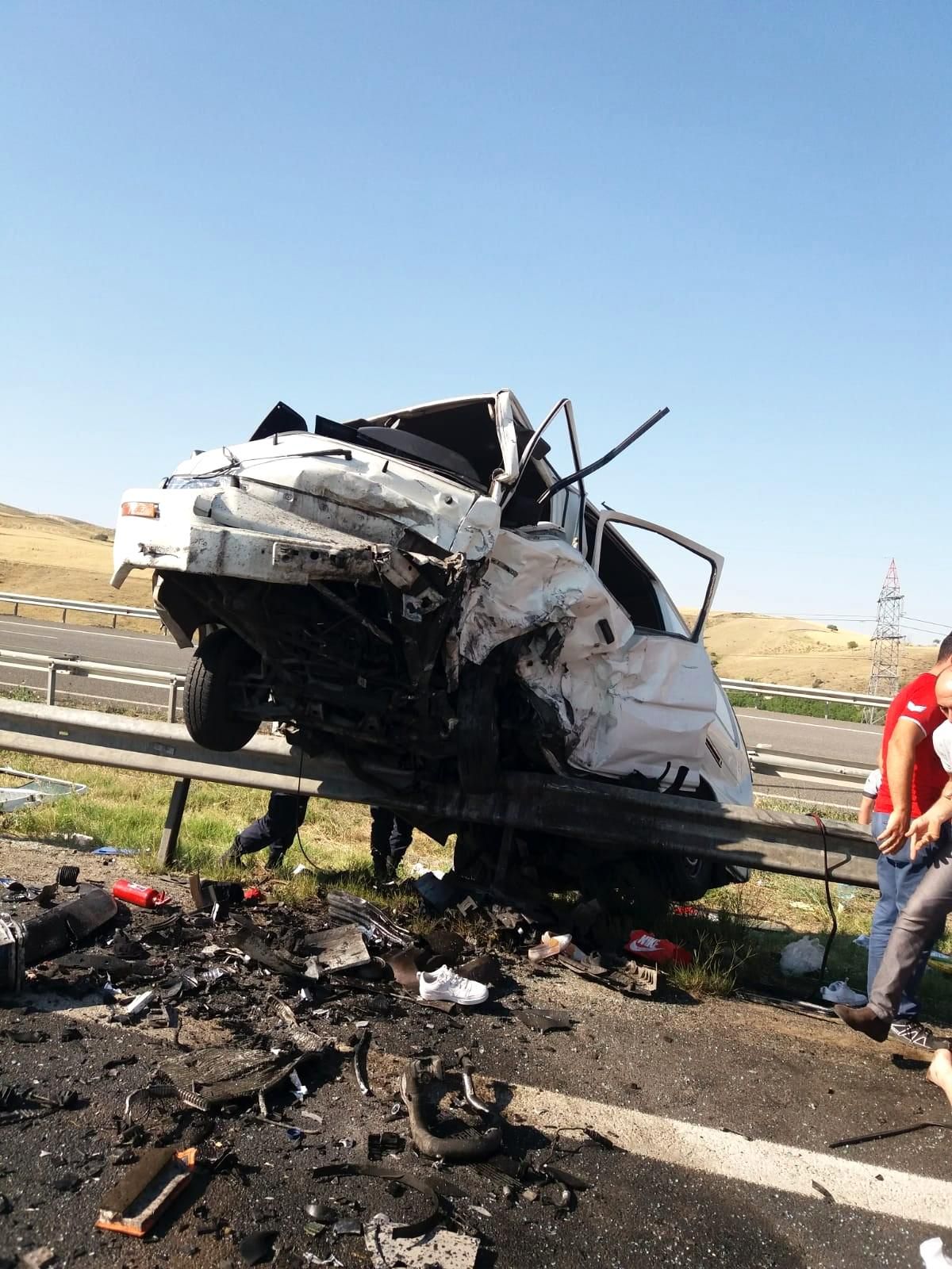 Ankara\'da iki otomobil ve bir minibüsün karıştığı zincirleme trafik kazasında, ilk belirlemelere göre 17 kişi yaralandı.