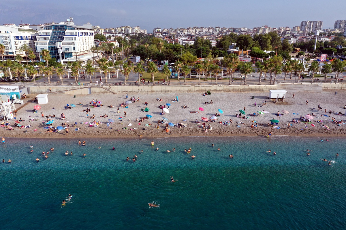 Antalya\'da bayram tatili yoğunluğu yaşanıyor