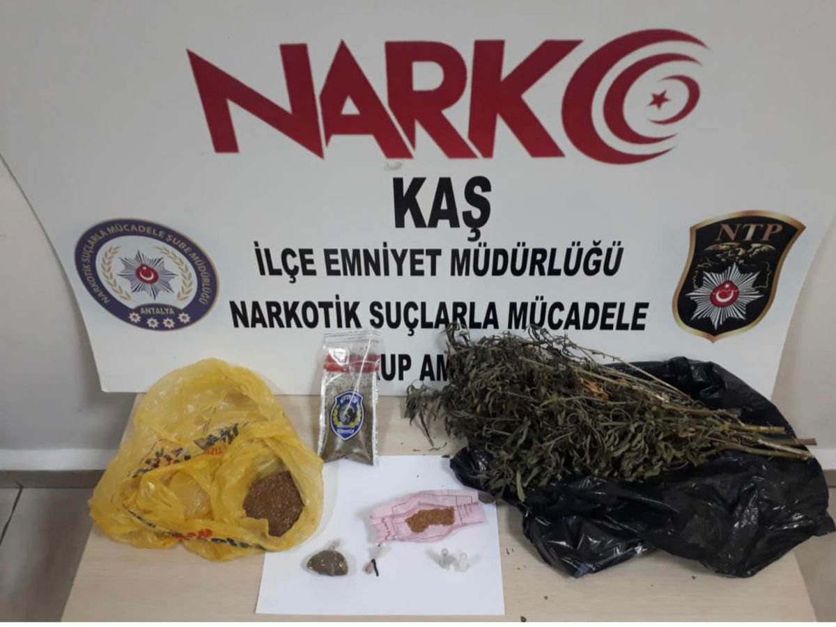 Antalya\'da uyuşturucu madde ticareti yaptığı iddia edilen iki zanlı tutuklandı
