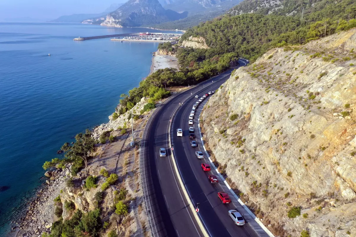 Antalya\'daki Topçam Mesire Alanı girişinde uzun araç kuyruğu oluştu