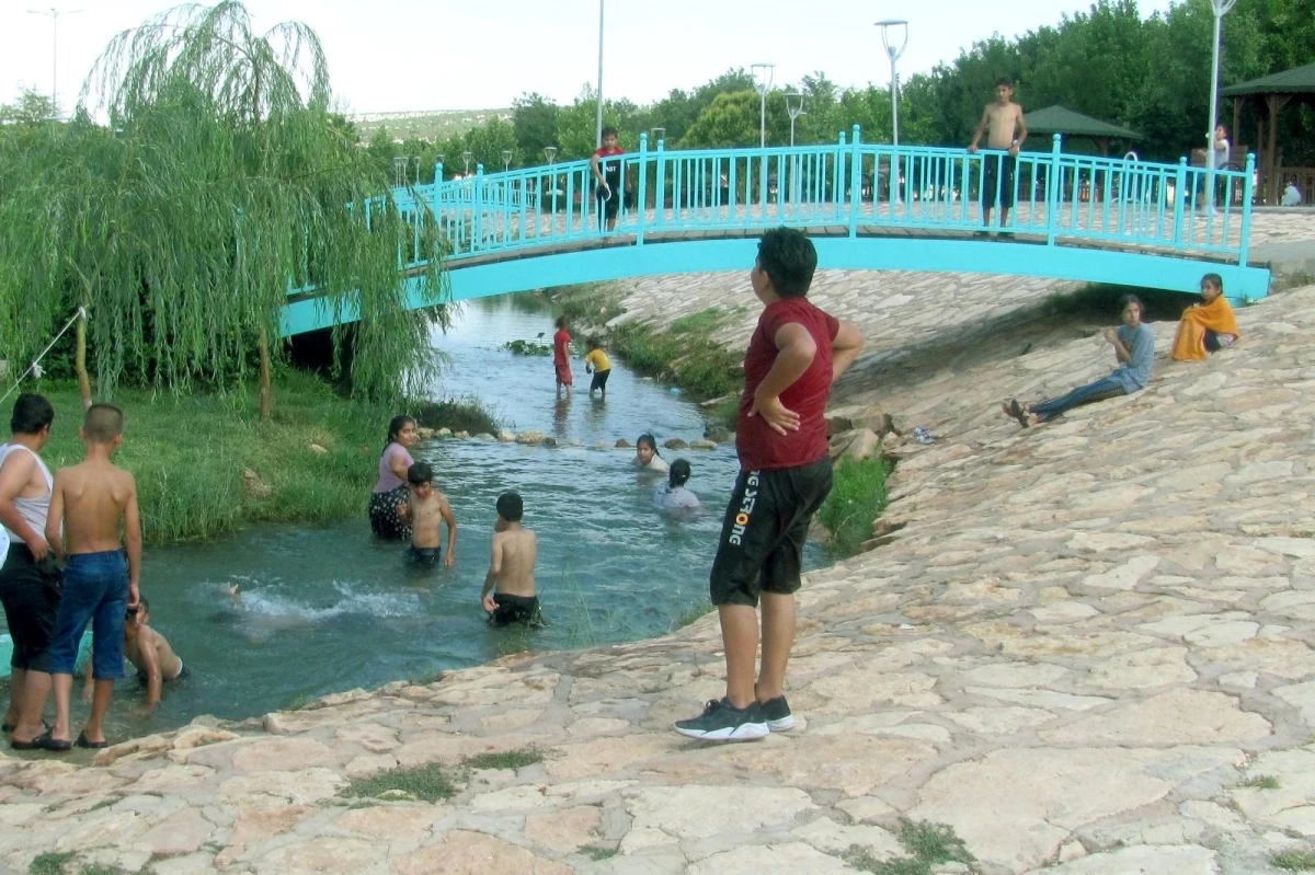 Aşırı sıcaklardan bunalan çocuklar, derelerde serinliyor