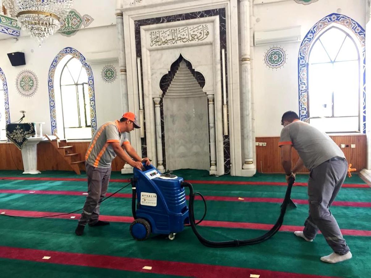 Ayvalık\'ta ibadethanelere bayram temizliği