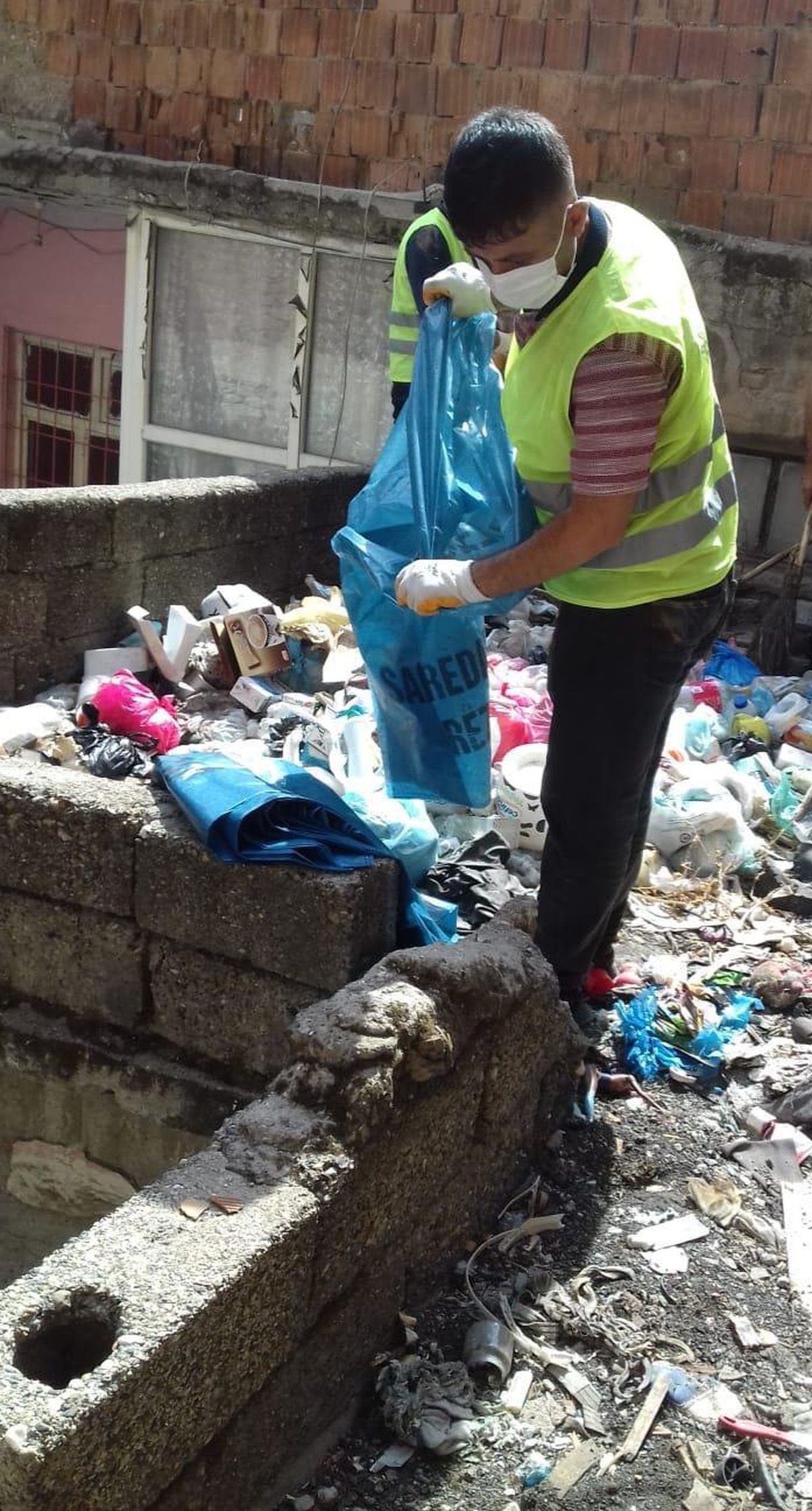 Bağlar Belediyesi ekipleri kullanılmayan yapılarda biriken çöpleri temizledi