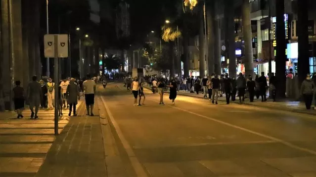 Bayram alışverişi yoğunluğu akşam saatlerine kadar devam etti