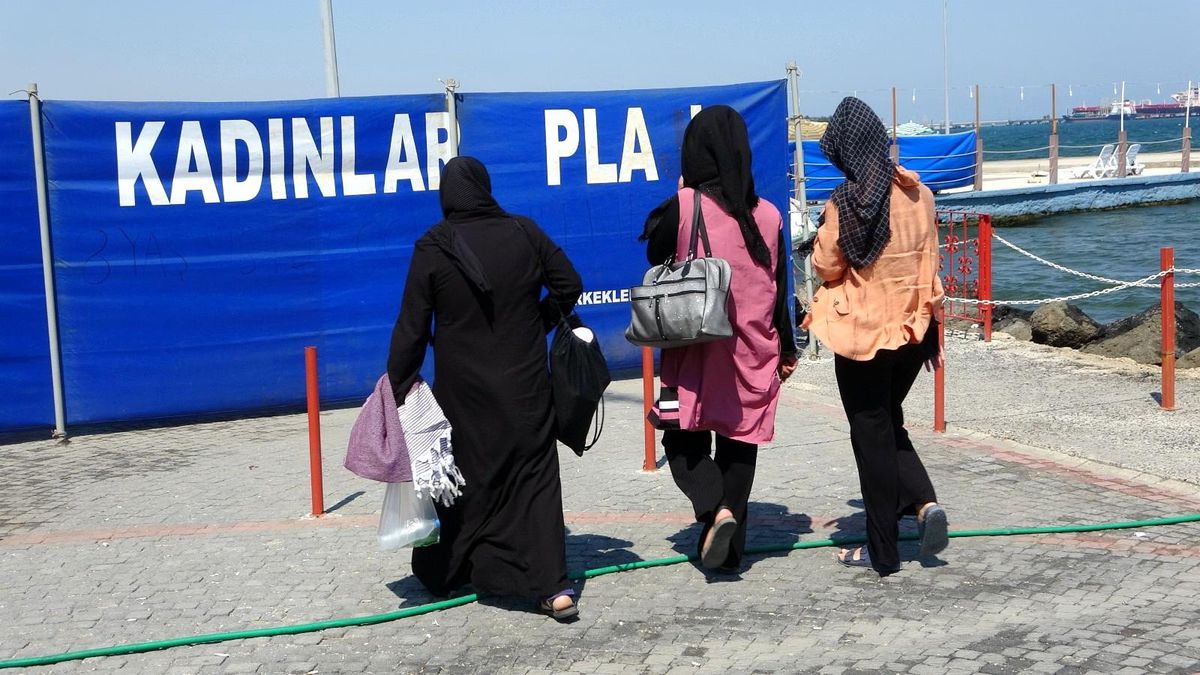 Bu plaja erkekler giremiyor