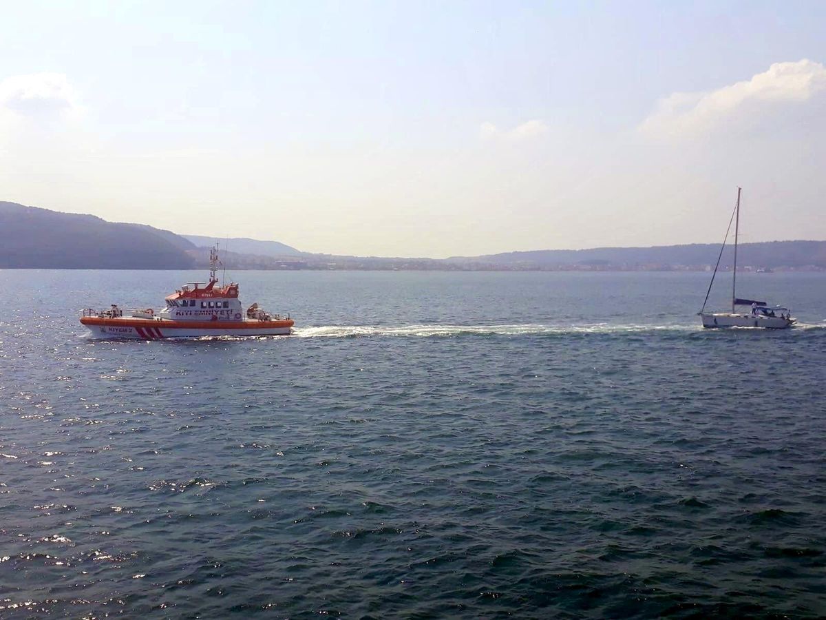 Çanakkale açıklarında sürüklenen yelkenli kurtarıldı
