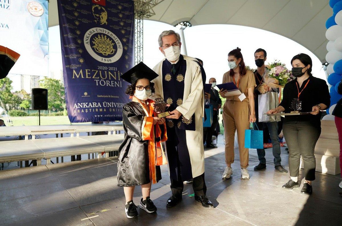 Son dakika haber: Çocukluğunda tedavi için geldiği üniversiteden birincilikle mezun oldu