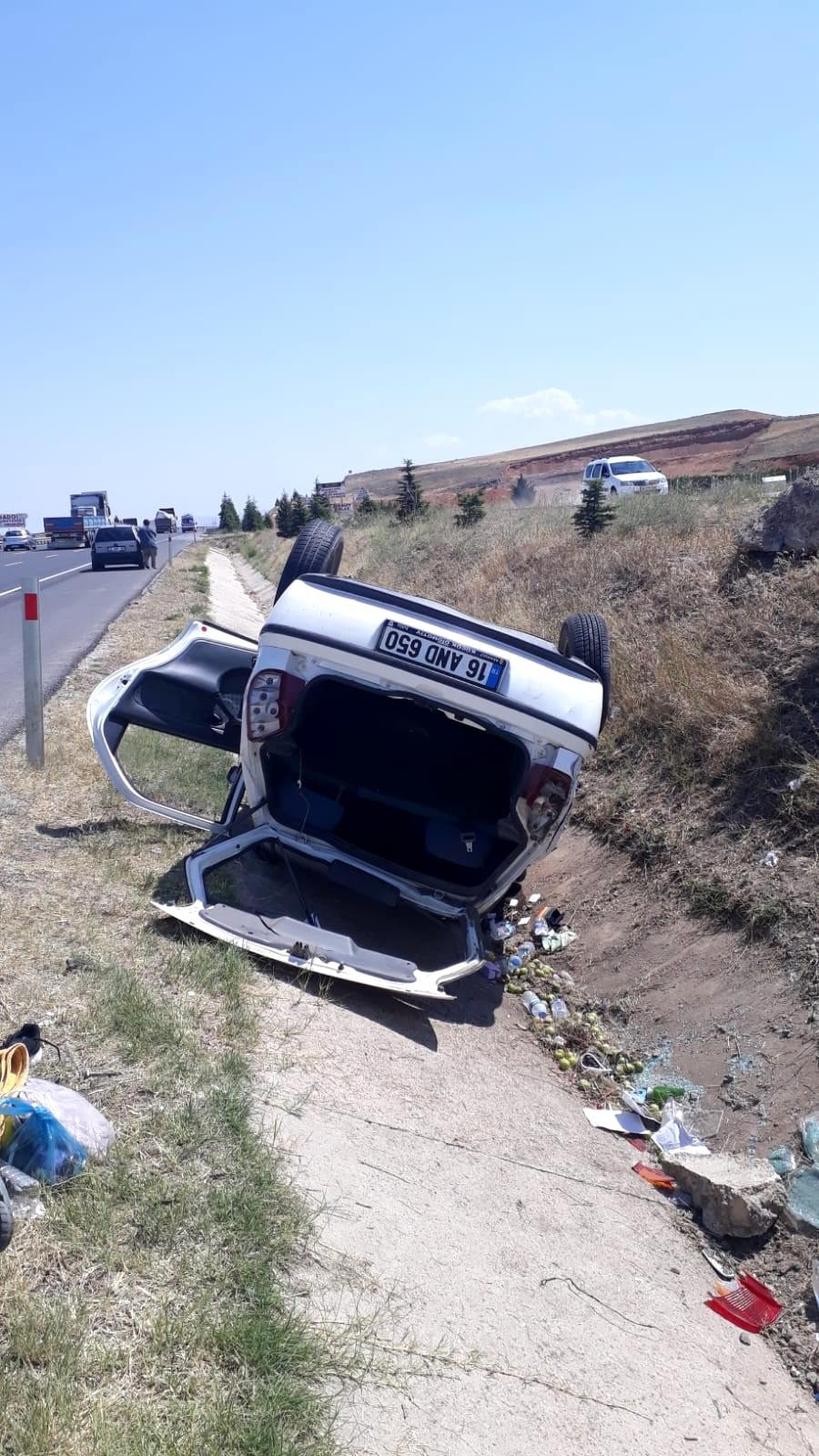 Direksiyon hakimiyetini kaybeden sürücü yağmur kanalına uçtu: 5 yaralı
