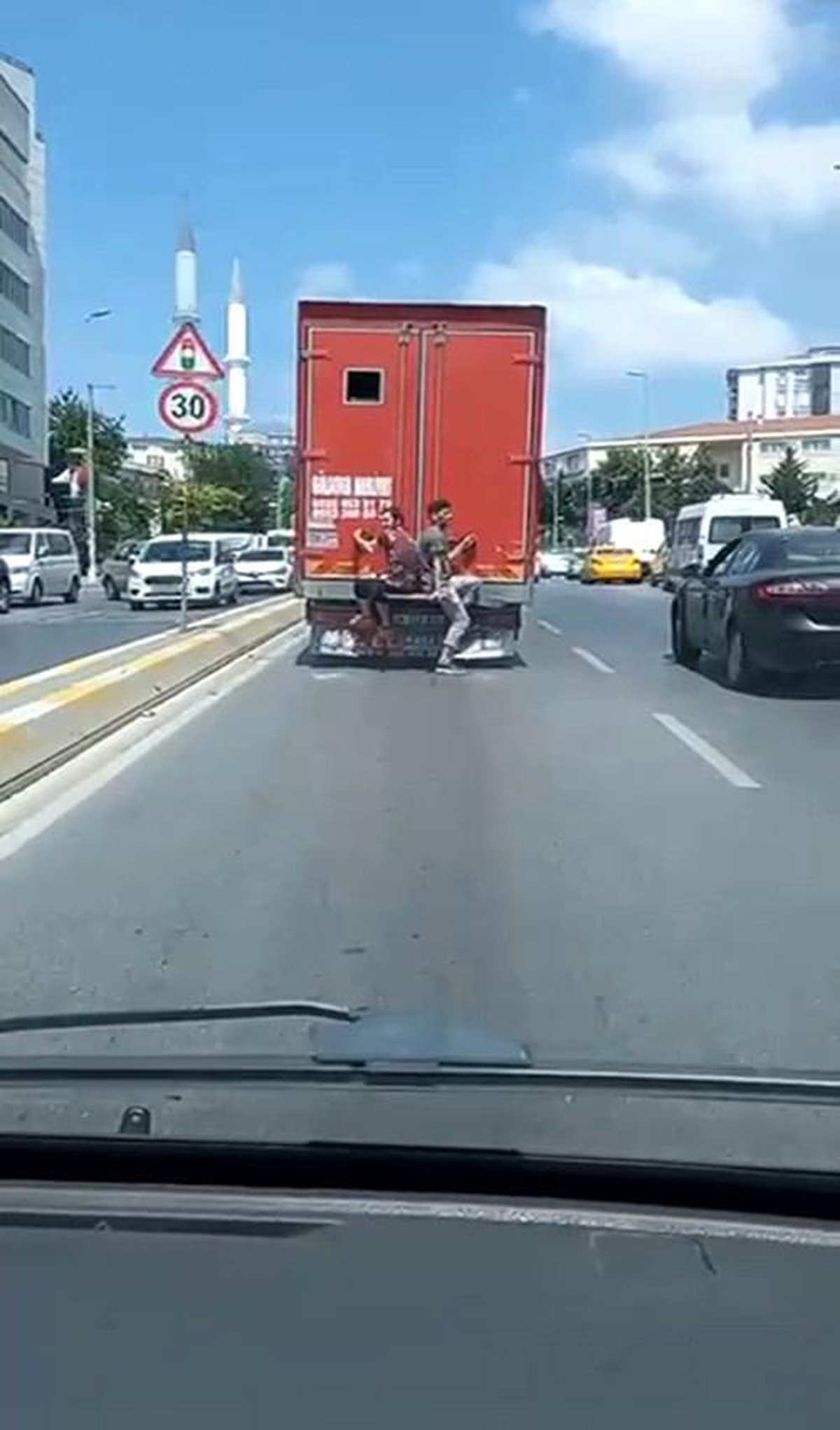 Son dakika haberleri... Esenyurt\'ta kamyon arkasında tehlikeli yolculuk kamerada