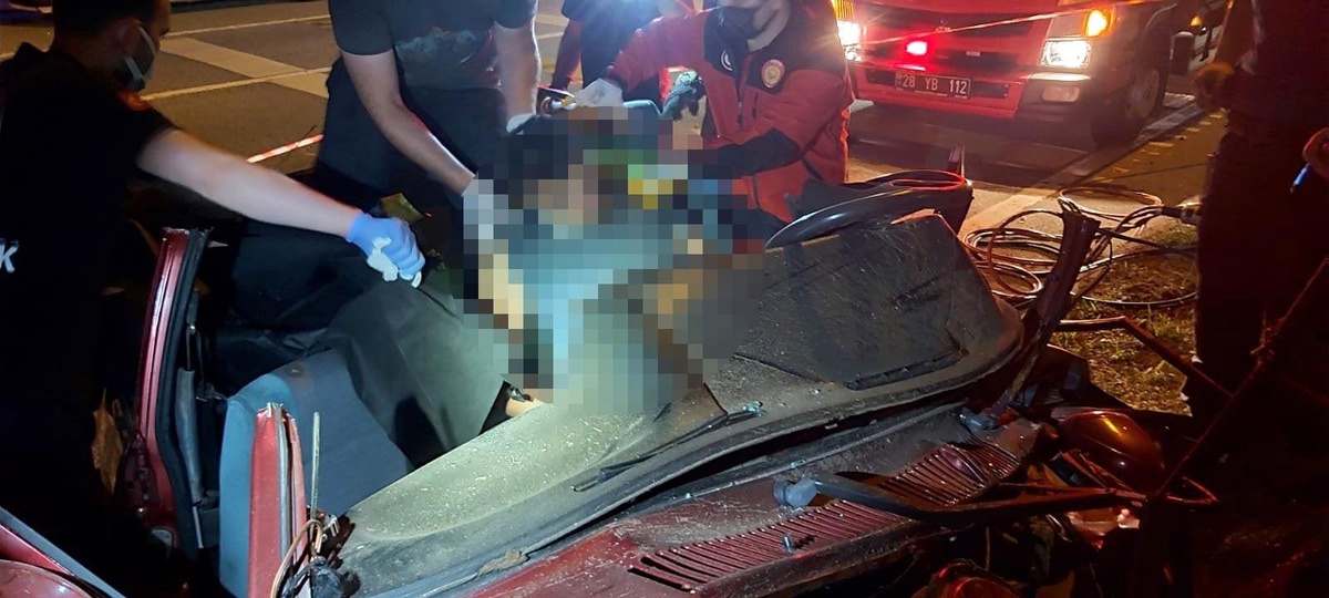 Son dakika 3. sayfa: Giresun\'da araç yaya üstgeçidine çarptı: 1 ölü