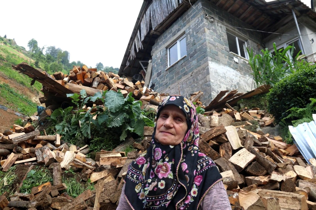 Sel Gülizar Teyze\'nin hayallerini de alıp götürdü! Yıllardır biriktirdiği hac parası, sel sularında kayboldu