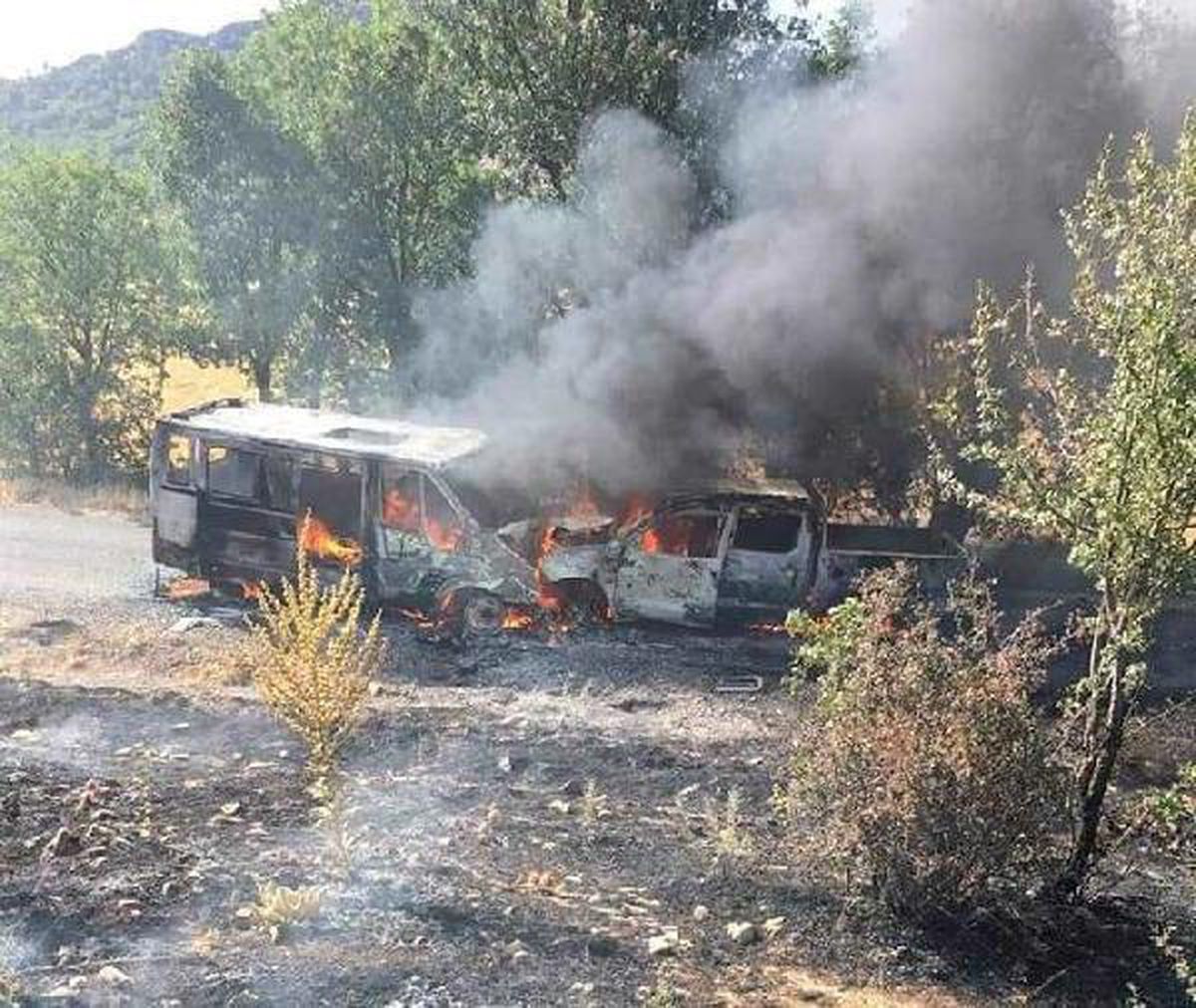 Kafa kafaya çarpışan araçlar alev aldı: 4 yaralı