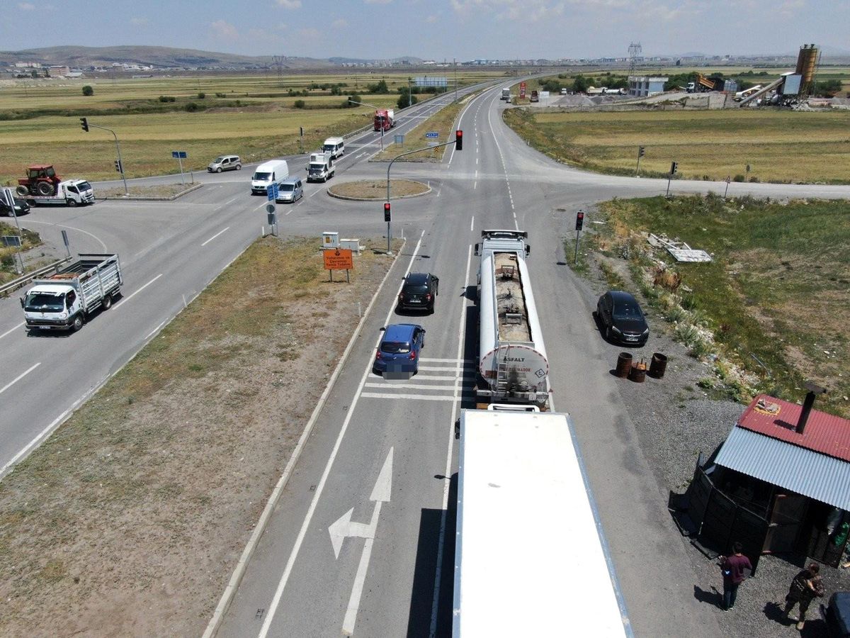 Kars polisinden drone destekli trafik denetimi