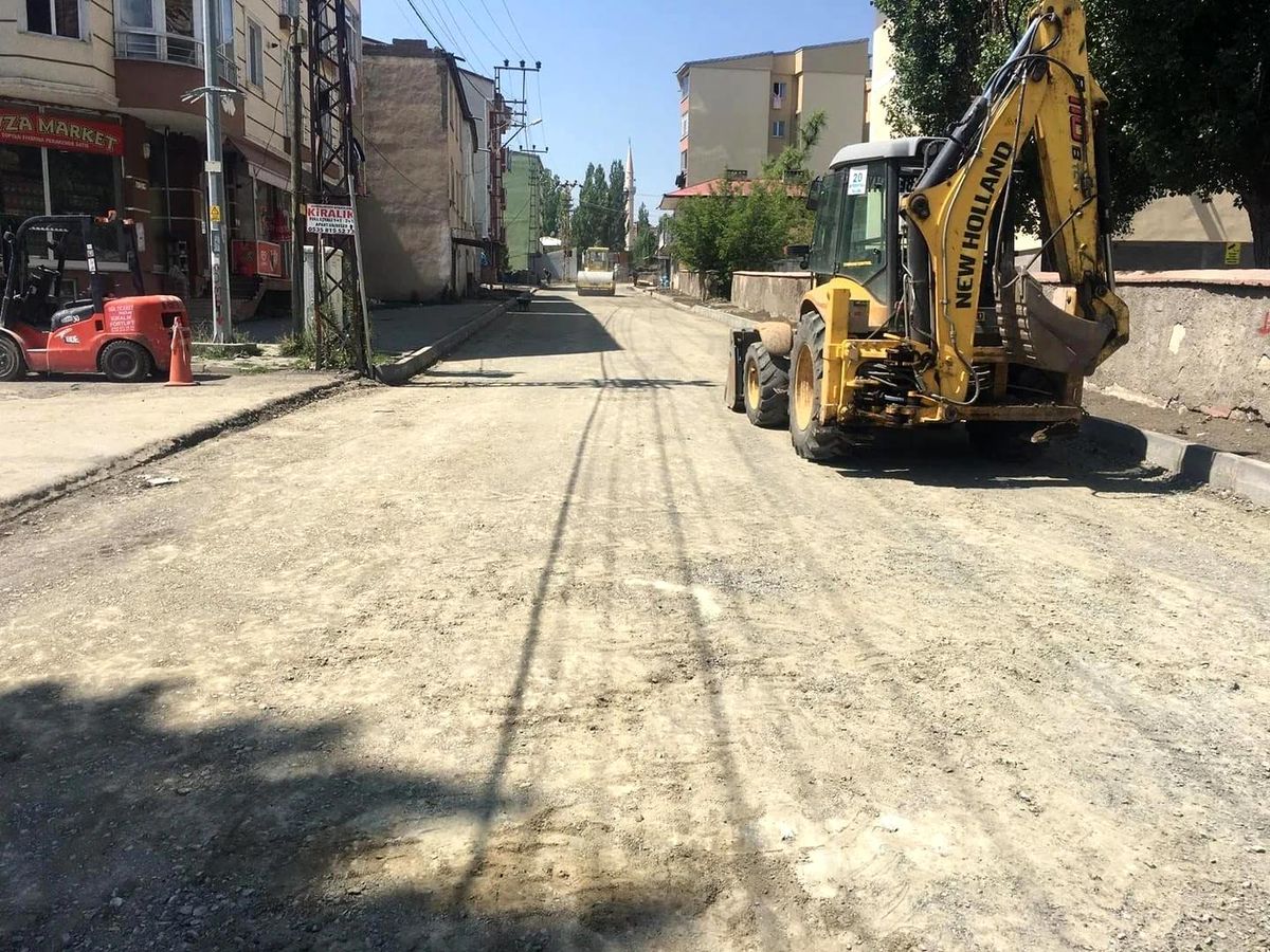 Kars\'ta şehir içi yol çalışmaları devam ediyor