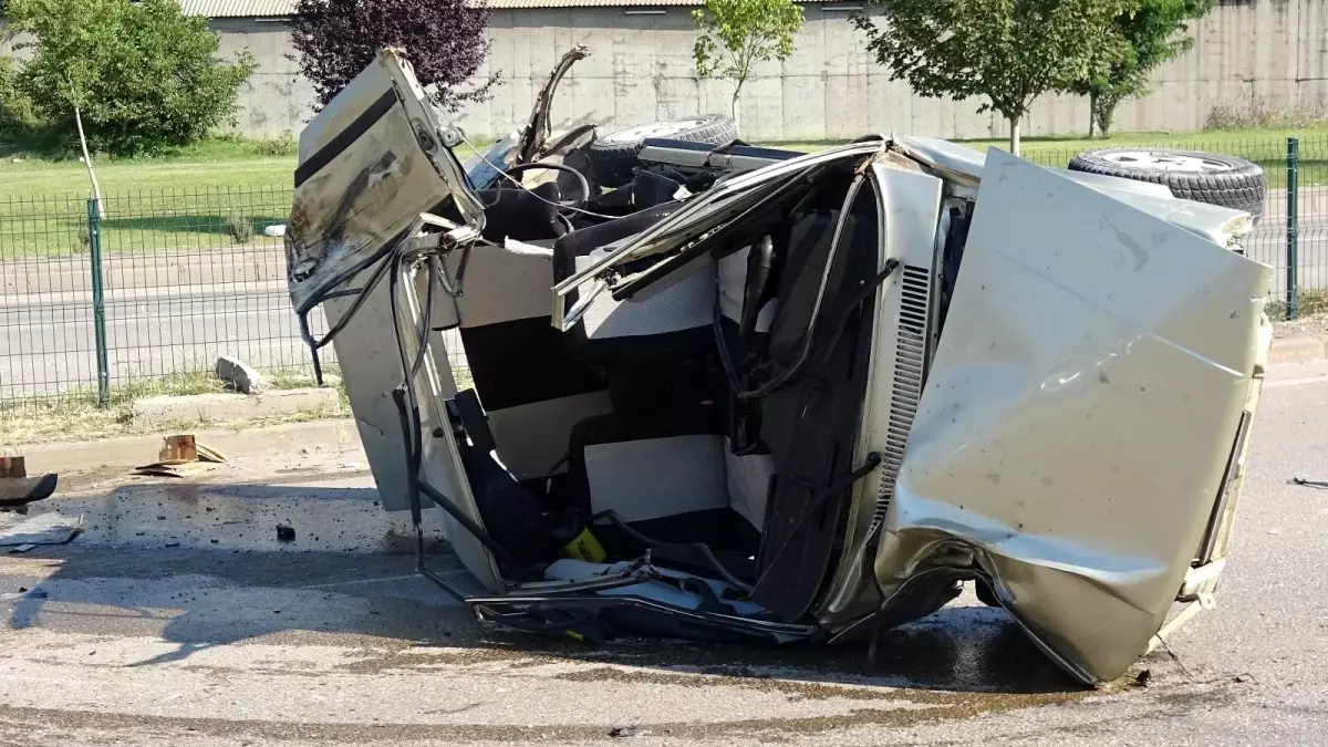 Karşı şeride geçip otomobili biçti