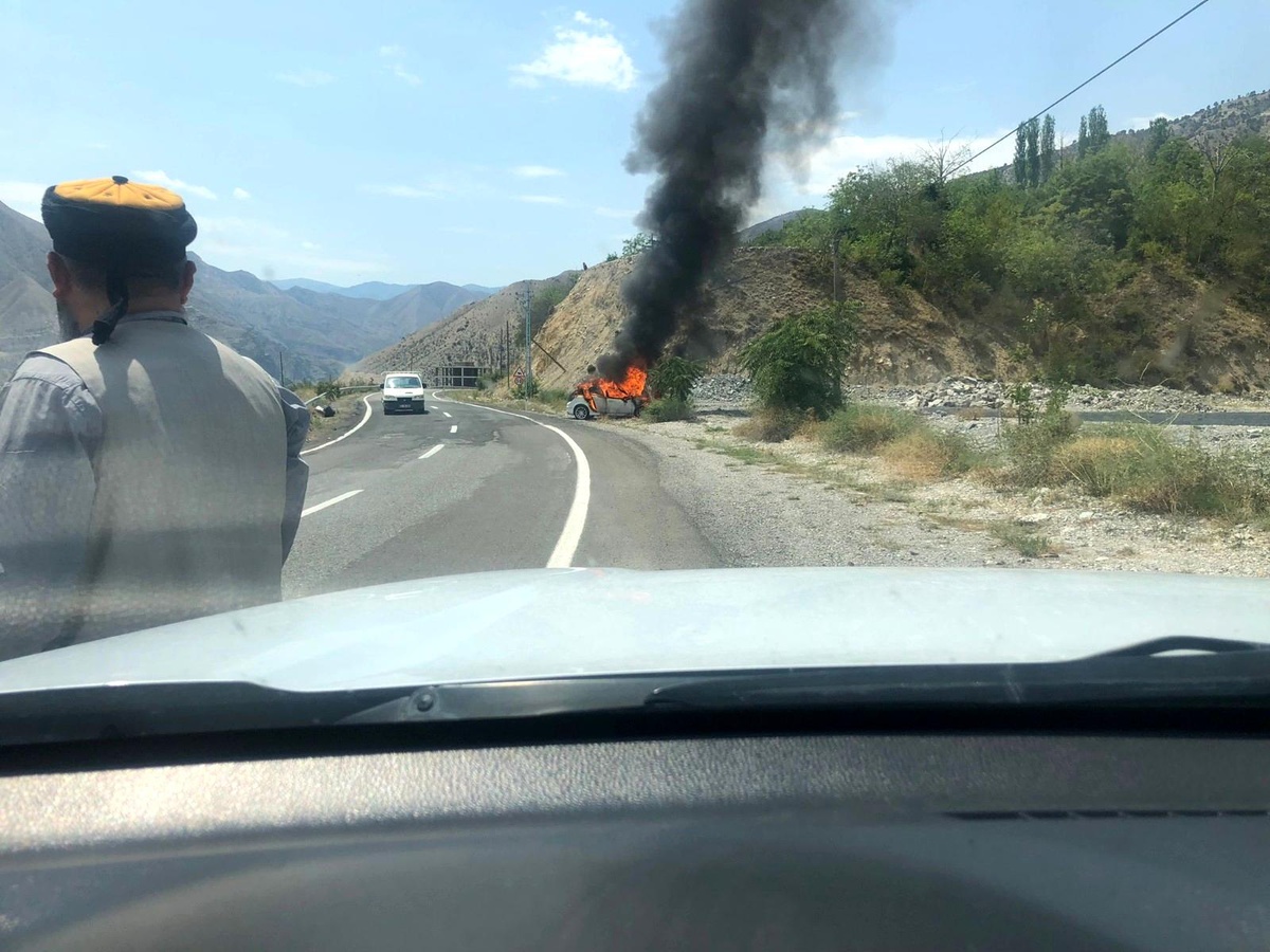 Kaza sonrası alev topuna dönen otomobil korku dolu anlar yaşattı