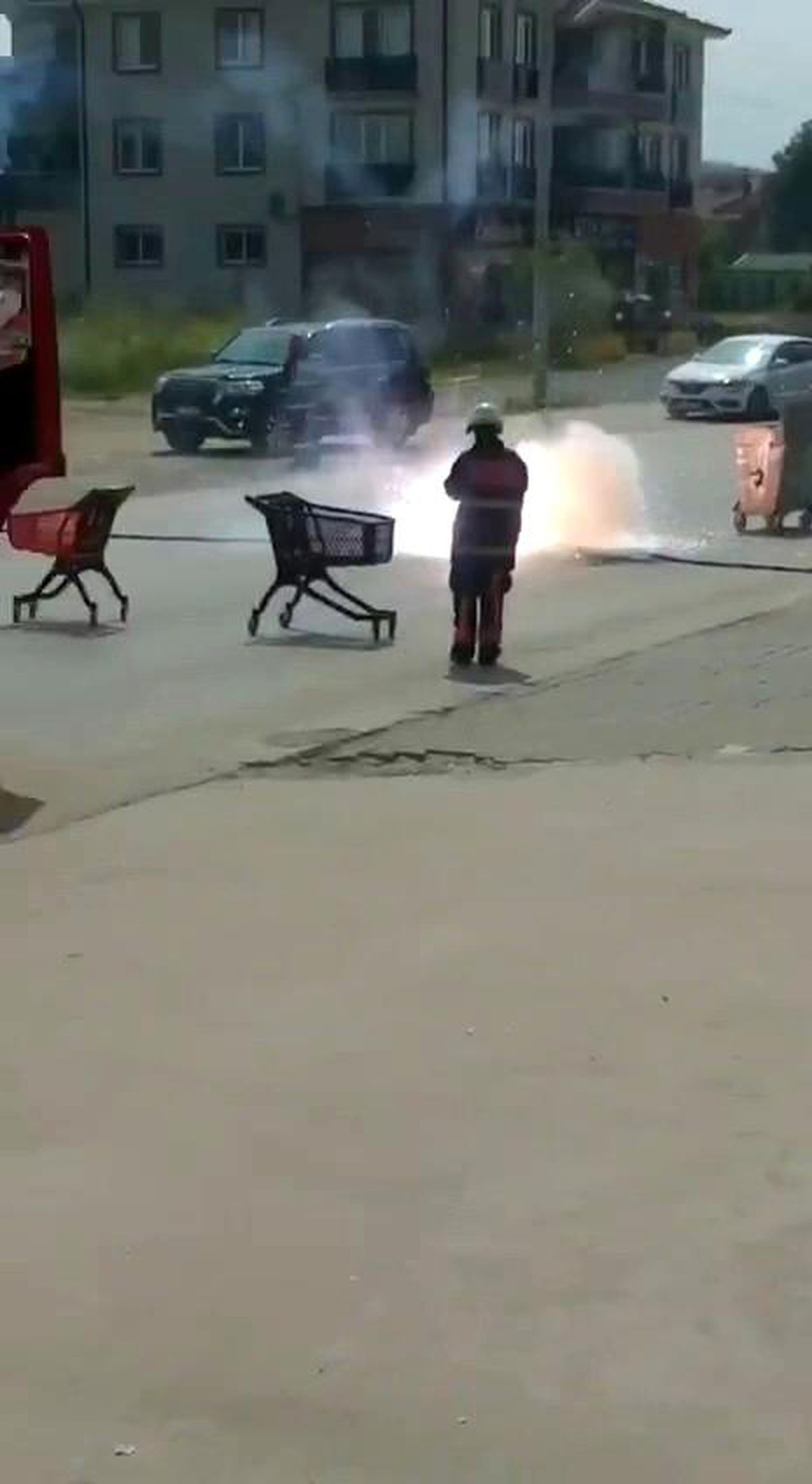 Kıvılcımlar saçarak yolun ortasına düşen elektrik kablosu korkuttu
