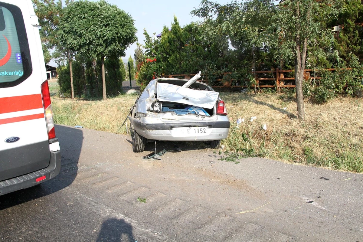 Kontrolden çıkan otomobil su kanalına düştü: 2 yaralı