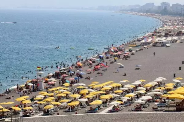 KONYAALTI SAHİLİ DOLDU TAŞTI; UYARI LEVHALARINI DİKKATE ALMAYIP TEHLİKELİ ATLAYIŞ YAPTILAR KONYAALTI SAHİLİ DOLDU TAŞTI; UYARI LEVHALARINI DİKKATE ALMAYIP TEHLİKELİ ATLAYIŞ YAPTILAR