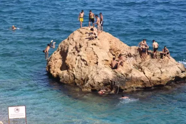 KONYAALTI SAHİLİ DOLDU TAŞTI; UYARI LEVHALARINI DİKKATE ALMAYIP TEHLİKELİ ATLAYIŞ YAPTILAR KONYAALTI SAHİLİ DOLDU TAŞTI; UYARI LEVHALARINI DİKKATE ALMAYIP TEHLİKELİ ATLAYIŞ YAPTILAR