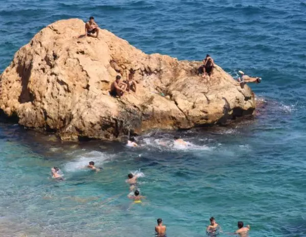 KONYAALTI SAHİLİ DOLDU TAŞTI; UYARI LEVHALARINI DİKKATE ALMAYIP TEHLİKELİ ATLAYIŞ YAPTILAR KONYAALTI SAHİLİ DOLDU TAŞTI; UYARI LEVHALARINI DİKKATE ALMAYIP TEHLİKELİ ATLAYIŞ YAPTILAR