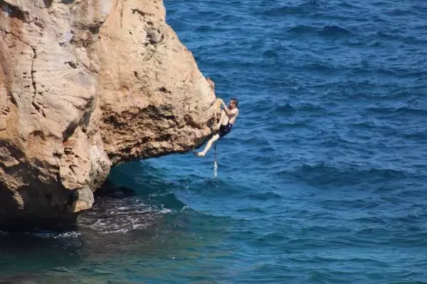 KONYAALTI SAHİLİ DOLDU TAŞTI; UYARI LEVHALARINI DİKKATE ALMAYIP TEHLİKELİ ATLAYIŞ YAPTILAR KONYAALTI SAHİLİ DOLDU TAŞTI; UYARI LEVHALARINI DİKKATE ALMAYIP TEHLİKELİ ATLAYIŞ YAPTILAR