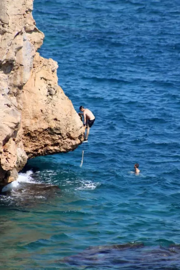 KONYAALTI SAHİLİ DOLDU TAŞTI; UYARI LEVHALARINI DİKKATE ALMAYIP TEHLİKELİ ATLAYIŞ YAPTILAR KONYAALTI SAHİLİ DOLDU TAŞTI; UYARI LEVHALARINI DİKKATE ALMAYIP TEHLİKELİ ATLAYIŞ YAPTILAR
