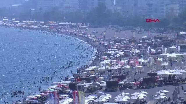 KONYAALTI SAHİLİ DOLDU TAŞTI; UYARI LEVHALARINI DİKKATE ALMAYIP TEHLİKELİ ATLAYIŞ YAPTILAR KONYAALTI SAHİLİ DOLDU TAŞTI; UYARI LEVHALARINI DİKKATE ALMAYIP TEHLİKELİ ATLAYIŞ YAPTILAR