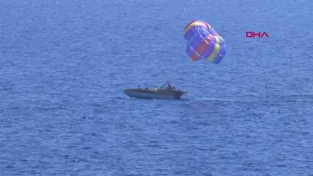 KONYAALTI SAHİLİ DOLDU TAŞTI; UYARI LEVHALARINI DİKKATE ALMAYIP TEHLİKELİ ATLAYIŞ YAPTILAR KONYAALTI SAHİLİ DOLDU TAŞTI; UYARI LEVHALARINI DİKKATE ALMAYIP TEHLİKELİ ATLAYIŞ YAPTILAR