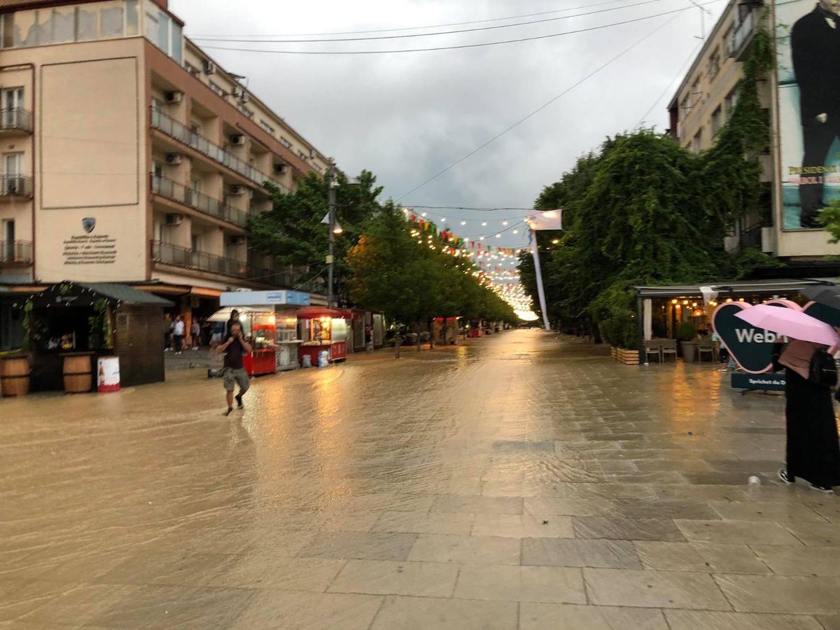 Kosova\'da cadde ve sokaklar göle döndü