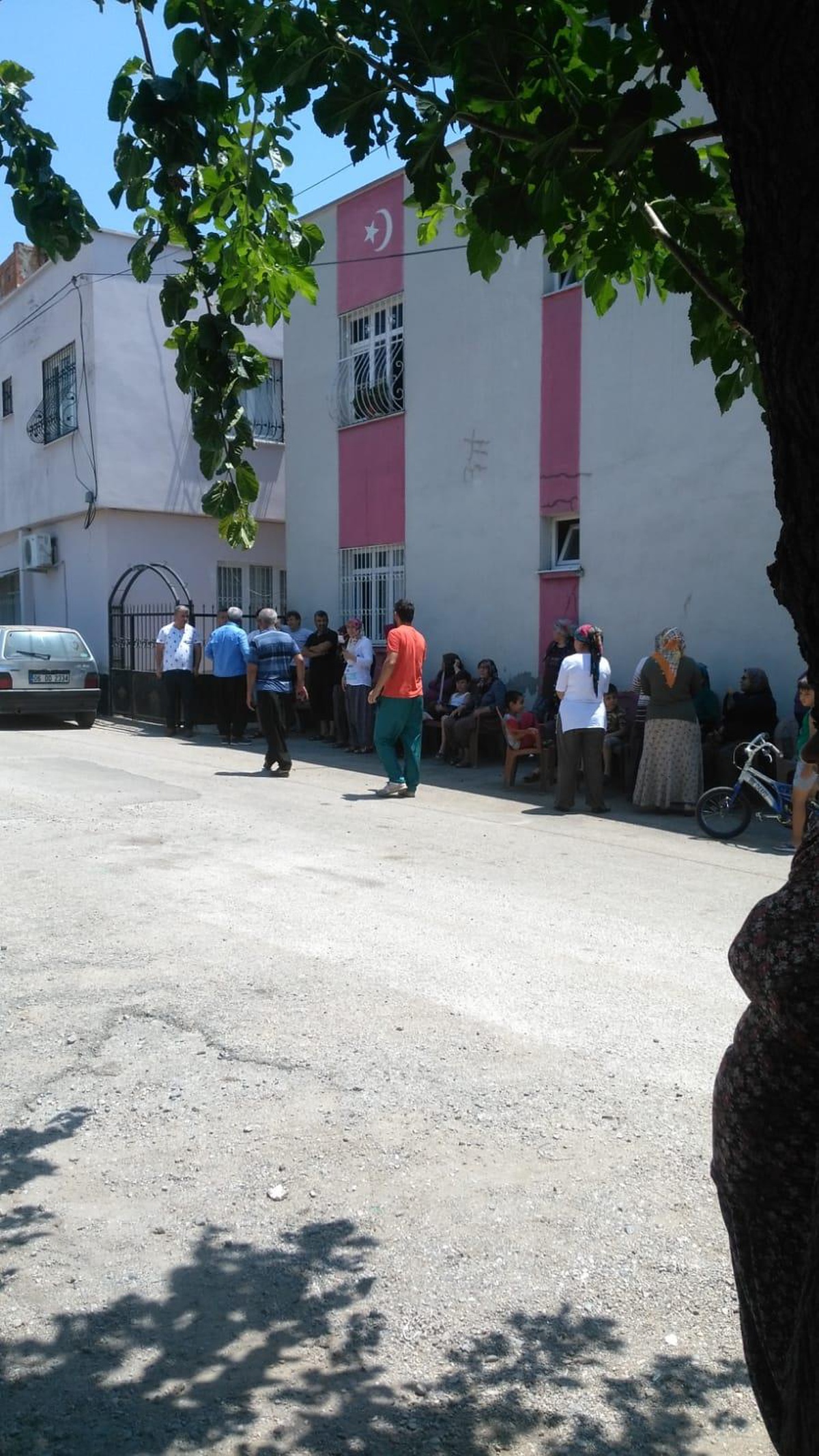 Kozan\'da bazı mahallelerde yaşanan su kesintisine vatandaşlardan tepki