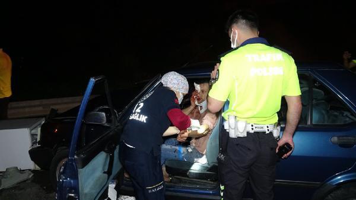 Lastiği şişirilen minibüse otomobil çarptı: 1\'i çocuk 4 yaralı