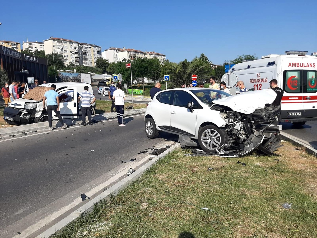 Maltepe\'de kavşakta kafa kafaya çarpıştılar: 3 yaralı