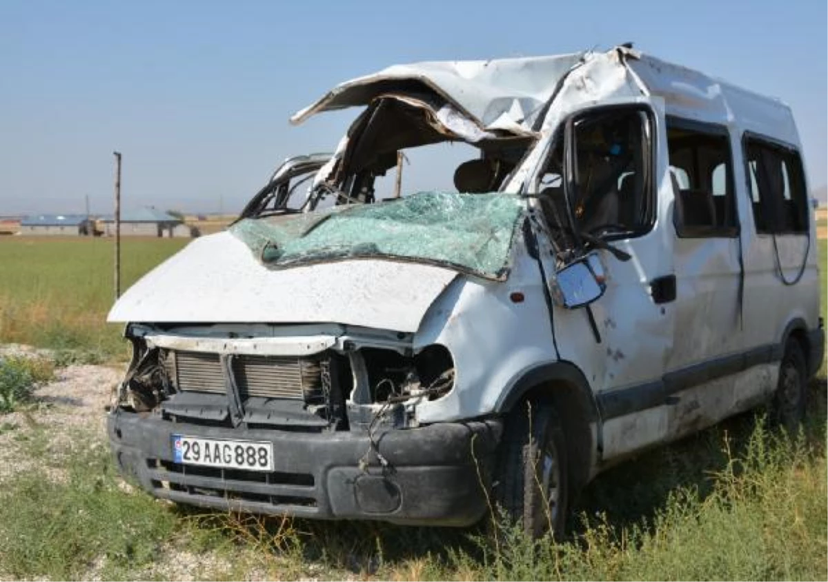 Minibüs, refüje çarpıp takla attı: 3 ölü, 14 yaralı