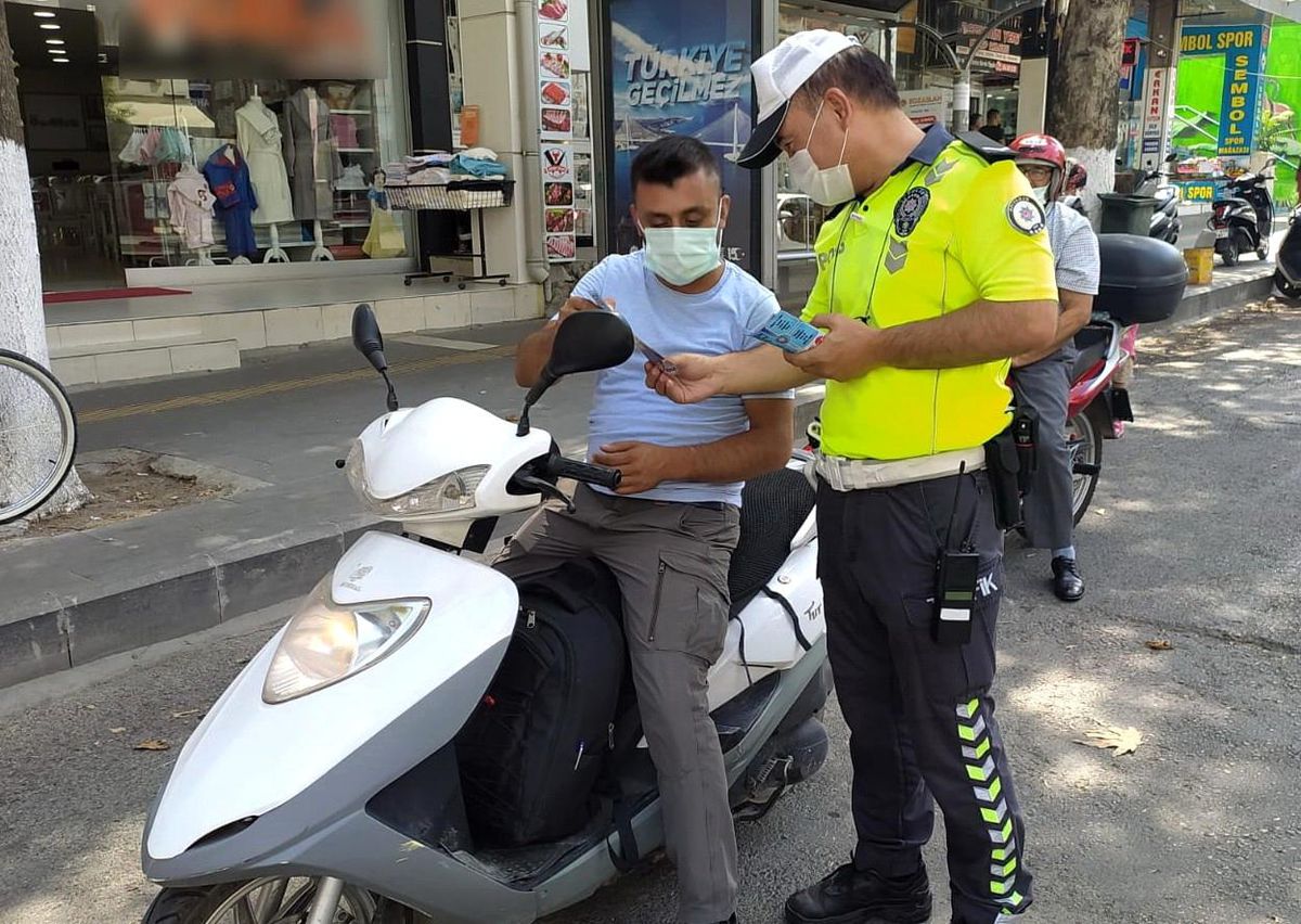 Motosiklet sürücülerine kask uyarısı