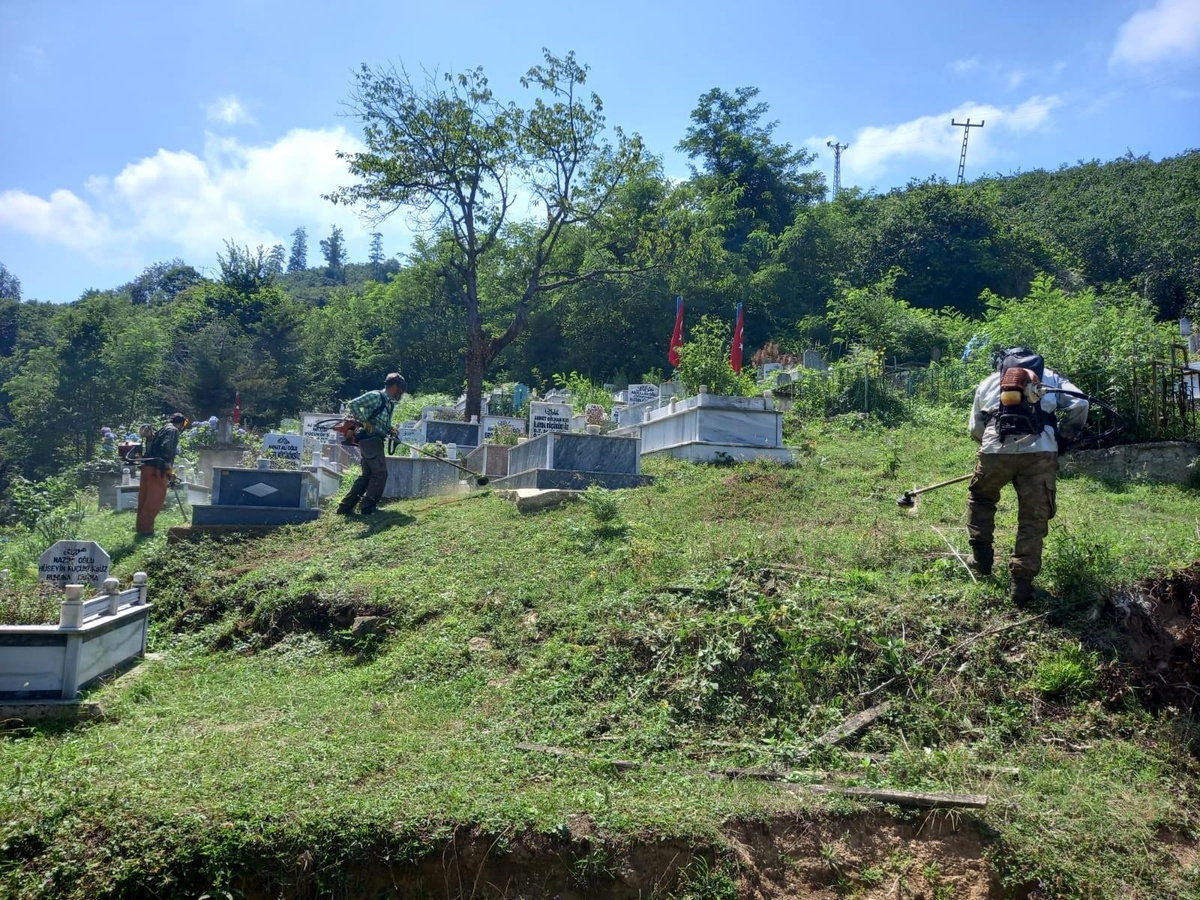 Ordu\'da mezarlıklar bayrama hazır