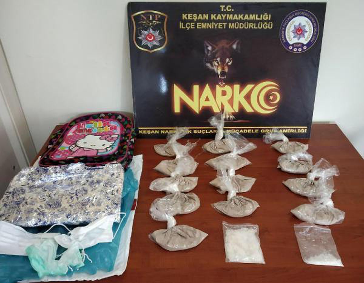 Polis baskın yaptı, pencereden atılan okul çantasından uyuşturucu çıktı