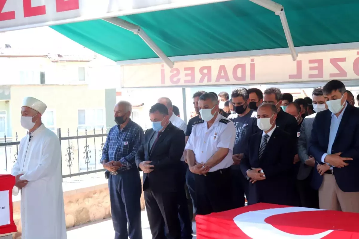 Antalya\'daki trafik kazasında vefat eden polis memuru ile oğlunun cenazeleri defnedildi