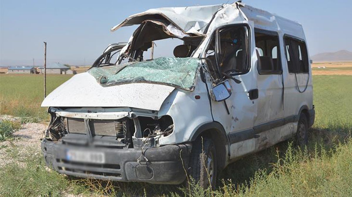 Hızını alamayan minibüs, refüje çarpıp devrildi! 3 kişi öldü, 14 kişi yaralandı