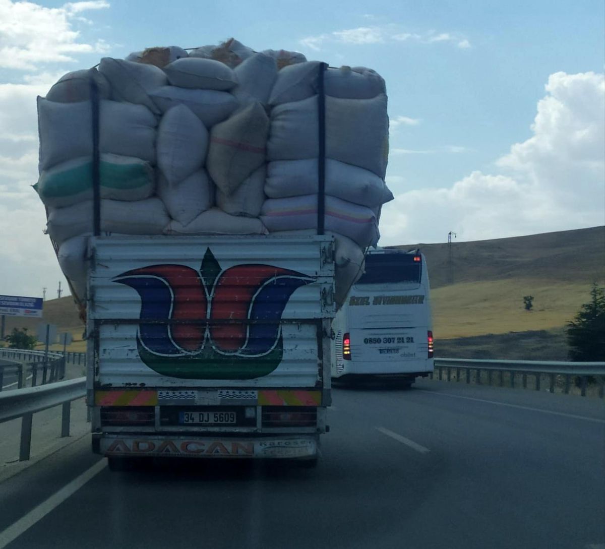 Son dakika haberleri! Saman yüklü kamyonlar kazalara davetiye çıkarıyor